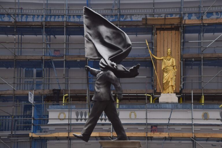 Mögliche Statue von Banksy taucht im Zentrum Londons auf