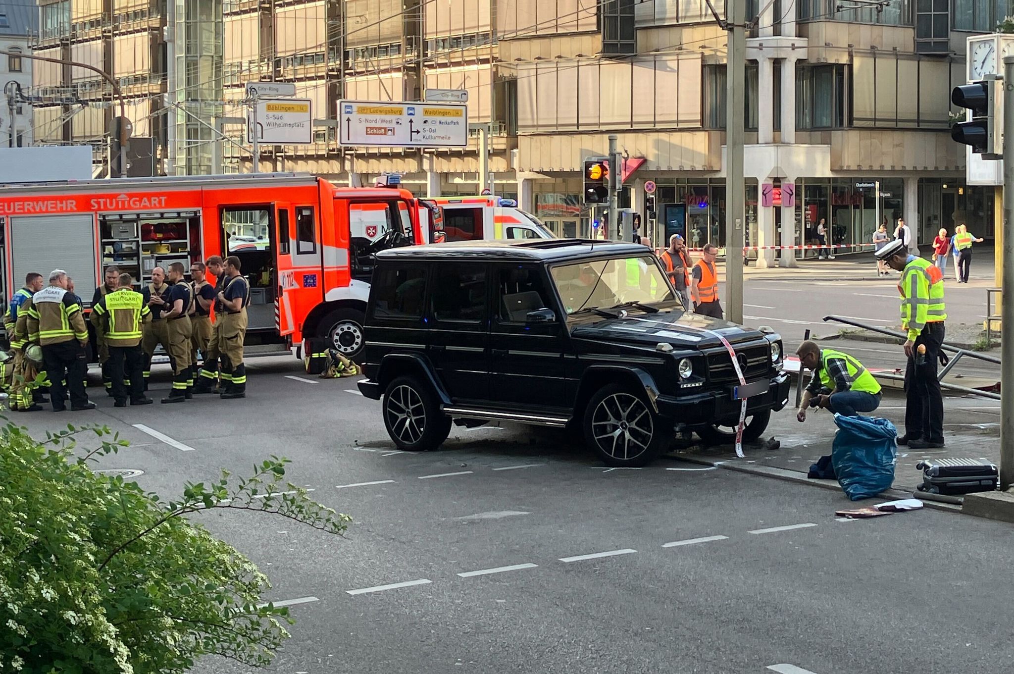 Auto fährt in Personengruppe