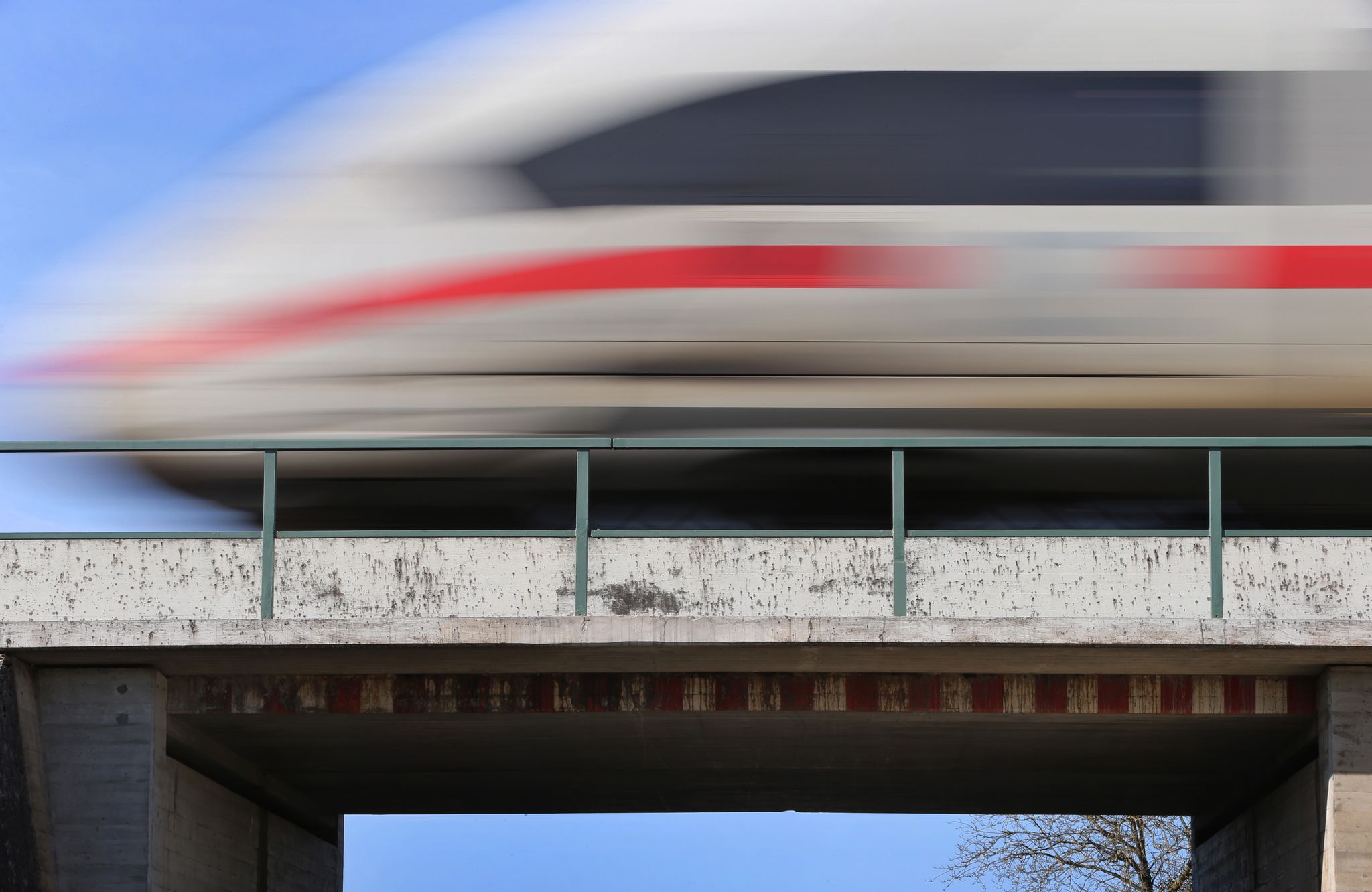 ICE der Bahn zwischen Augsburg und Ulm