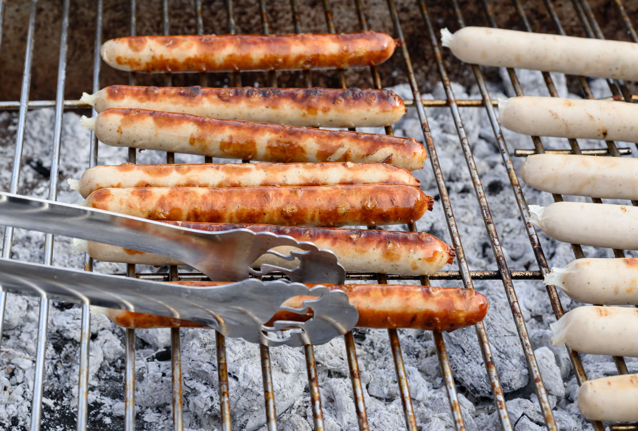 Würstchen auf dem Grill