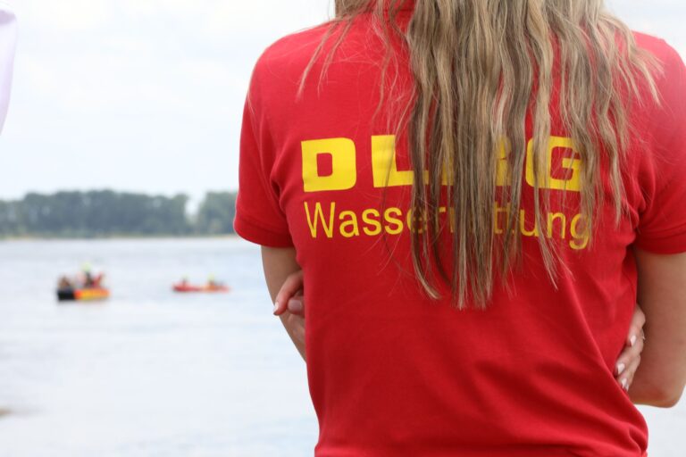 Nach einem Bad im Rhein werden mehrere Menschen vermisst.