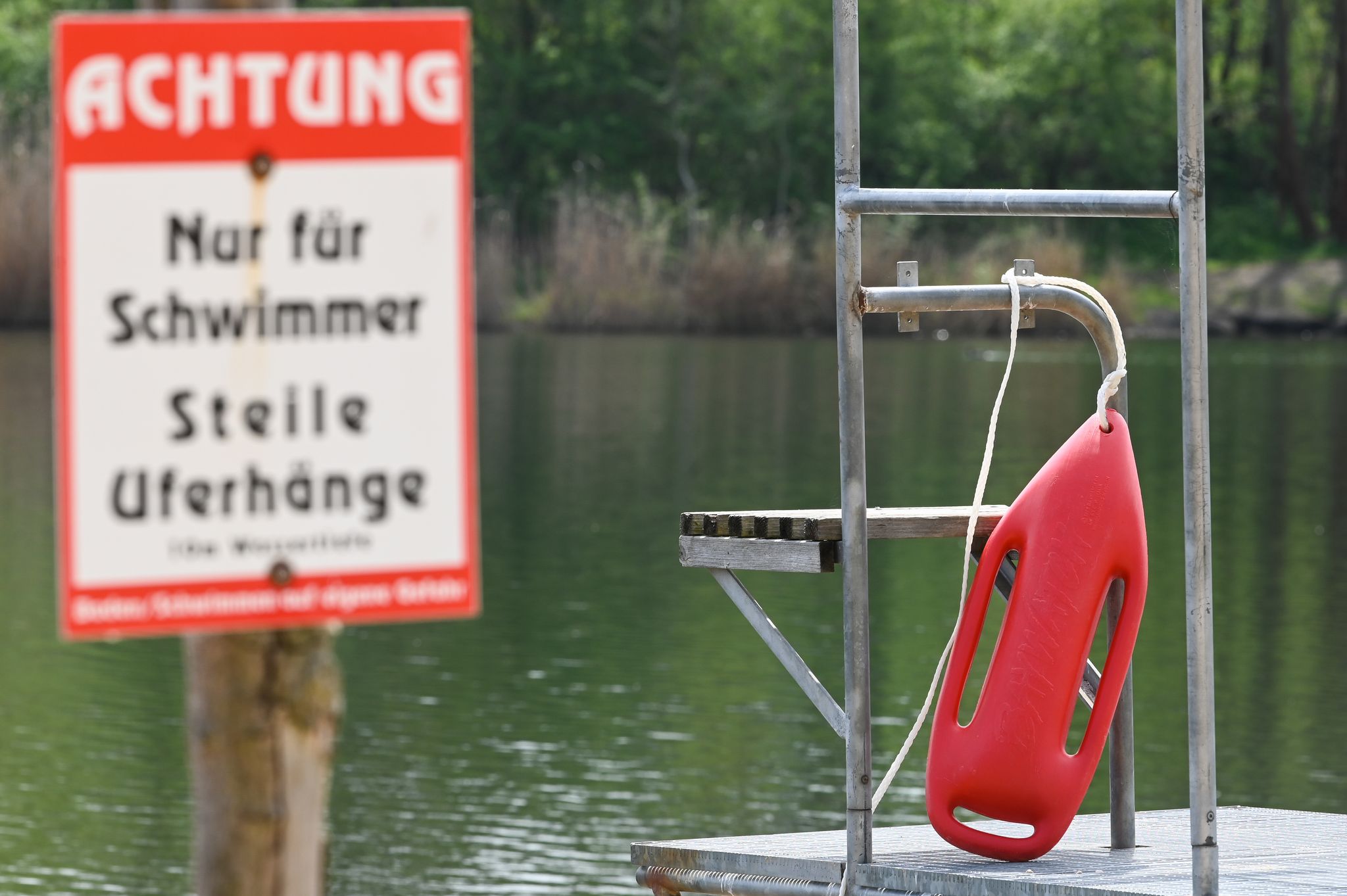 Hinweisschild am Strand des Heidebades in Halle
