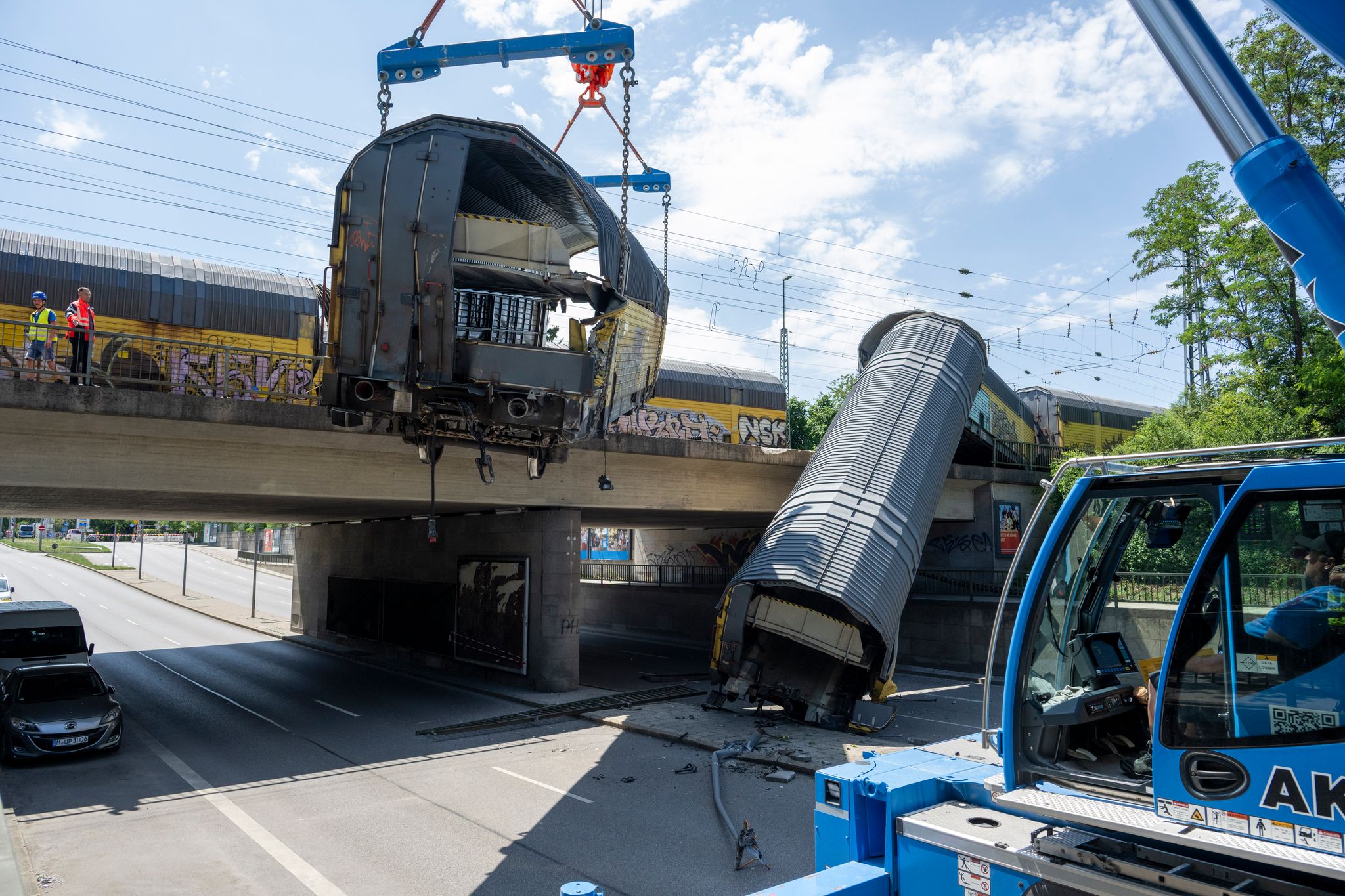 Nach dem Absturz zweier Güterzug-Waggons von einer Brücke