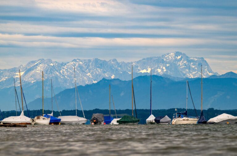 Boote vor Starnberger See vor Alpenkulisse