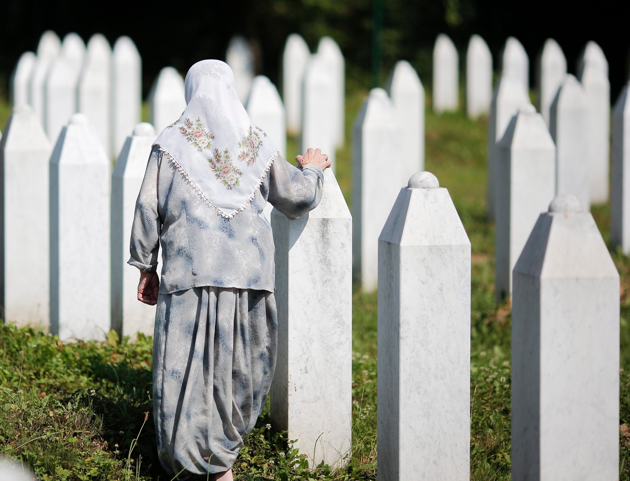 Eine Muslima im Memorial Center Srebrenica