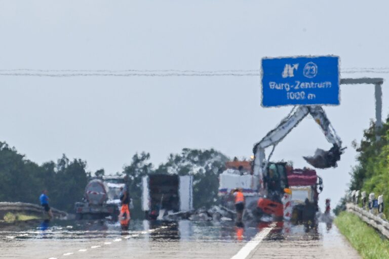 A2 bei Burg wegen Hitzeschäden gesperrt