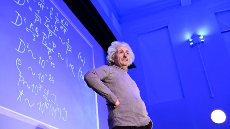 Aufstellung der Wachsfigur von Albert Einstein