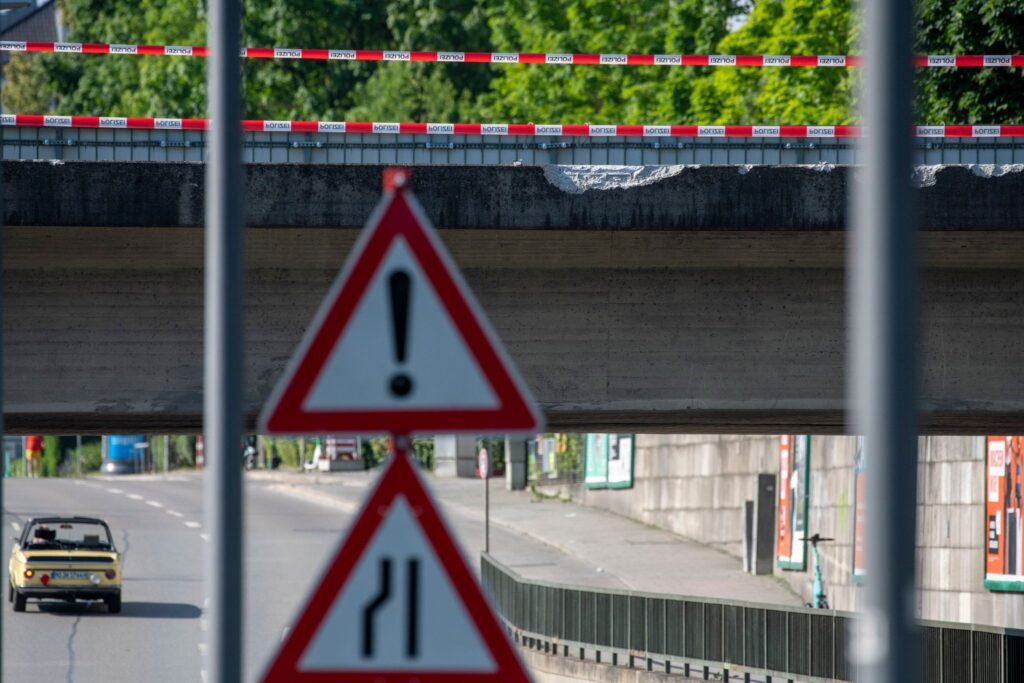 Nach dem Absturz zweier Güterzug-Waggons von einer Brücke