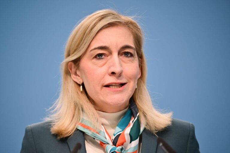 Ministerin Warken