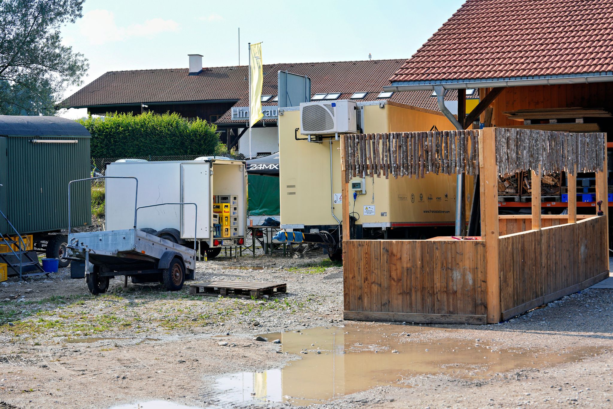 Unbekannter attackiert Festbesucher in Egling