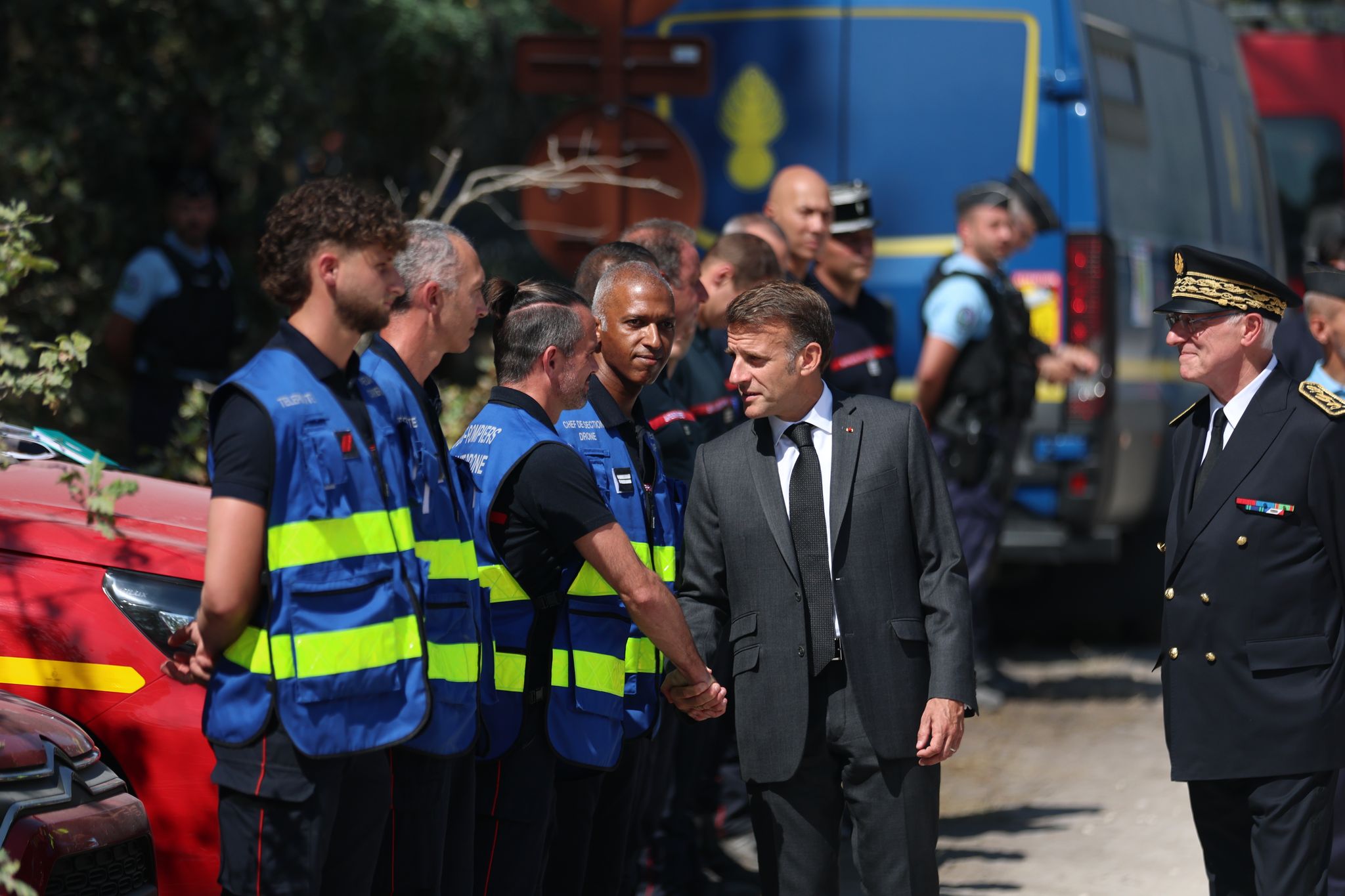 Frankreichs Präsident Macron trifft Feuerwehrkräfte