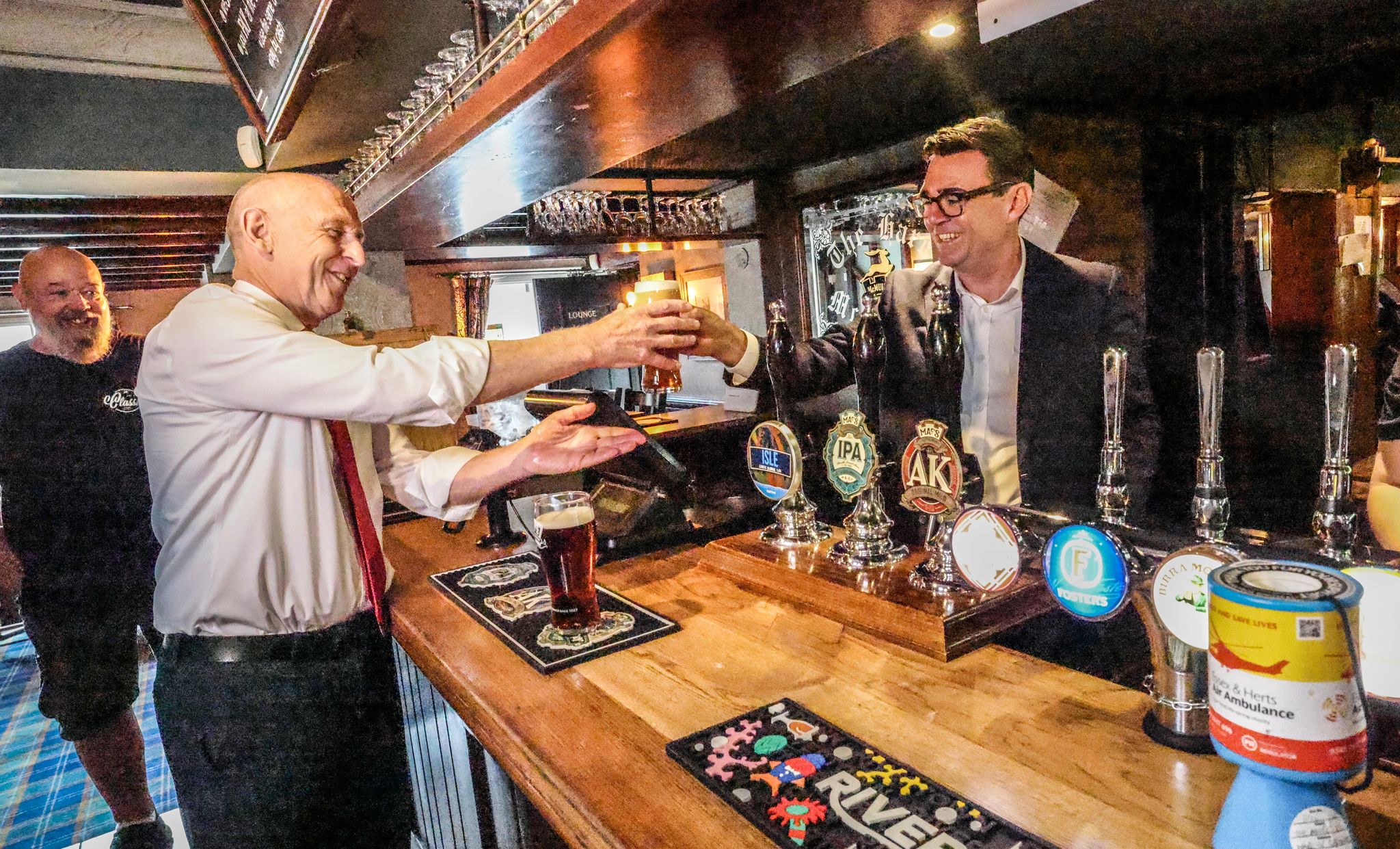 Britischer Premier Burnham besucht Pub in Harlow