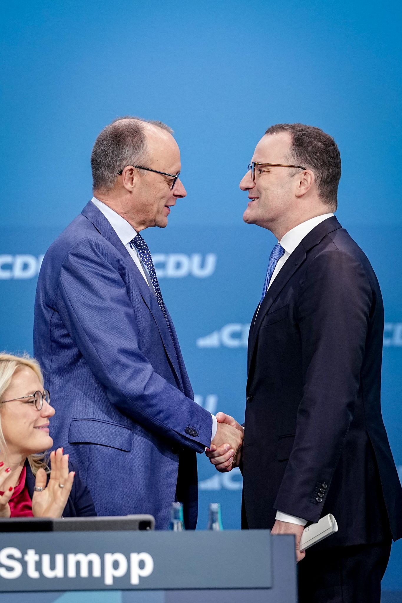 Kanzler Friedrich Merz und Jens Spahn. (Archivbild)