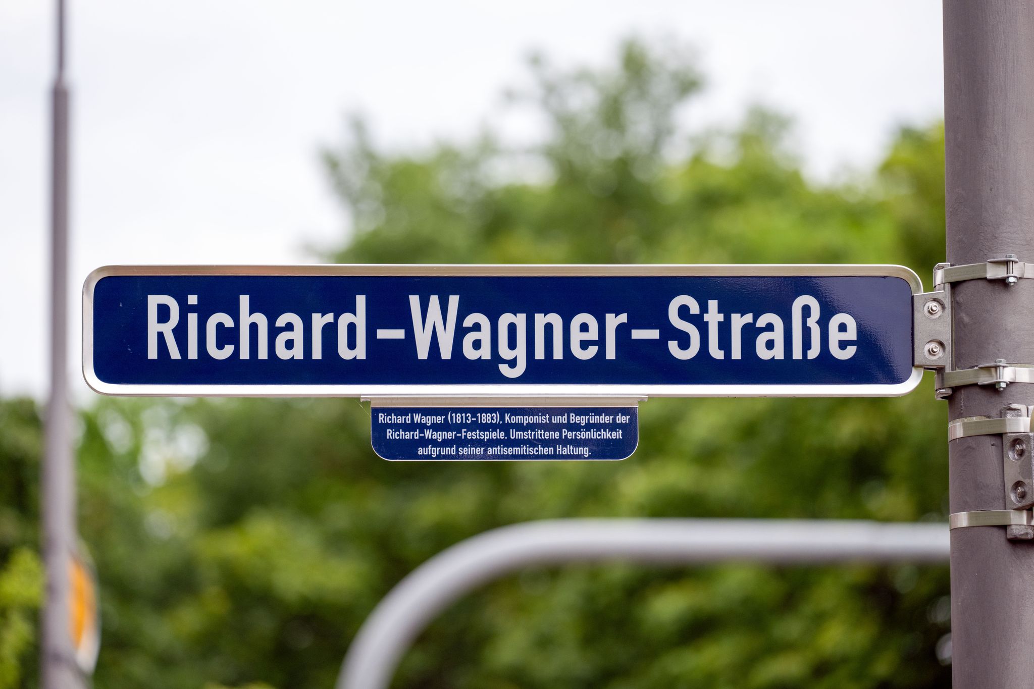 Zusatzbeschilderung für historisch belastete Straßennamen