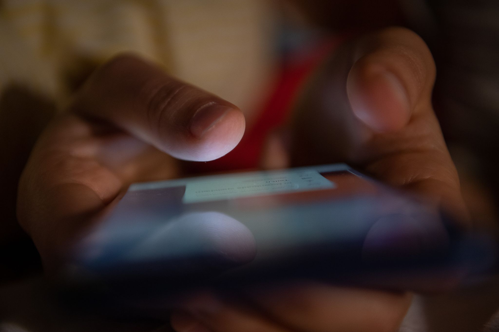Ein Mann tippt auf einem Smartphone
