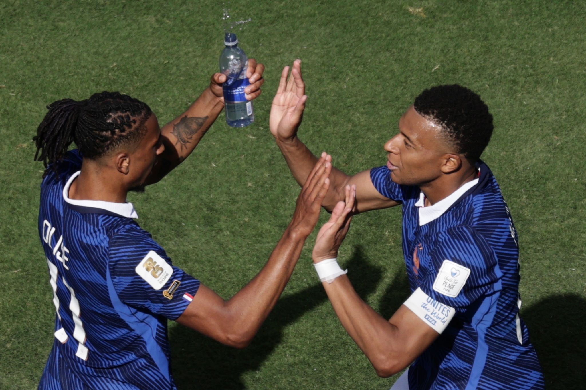 Michael Olise (l) und Kylian Mbappé