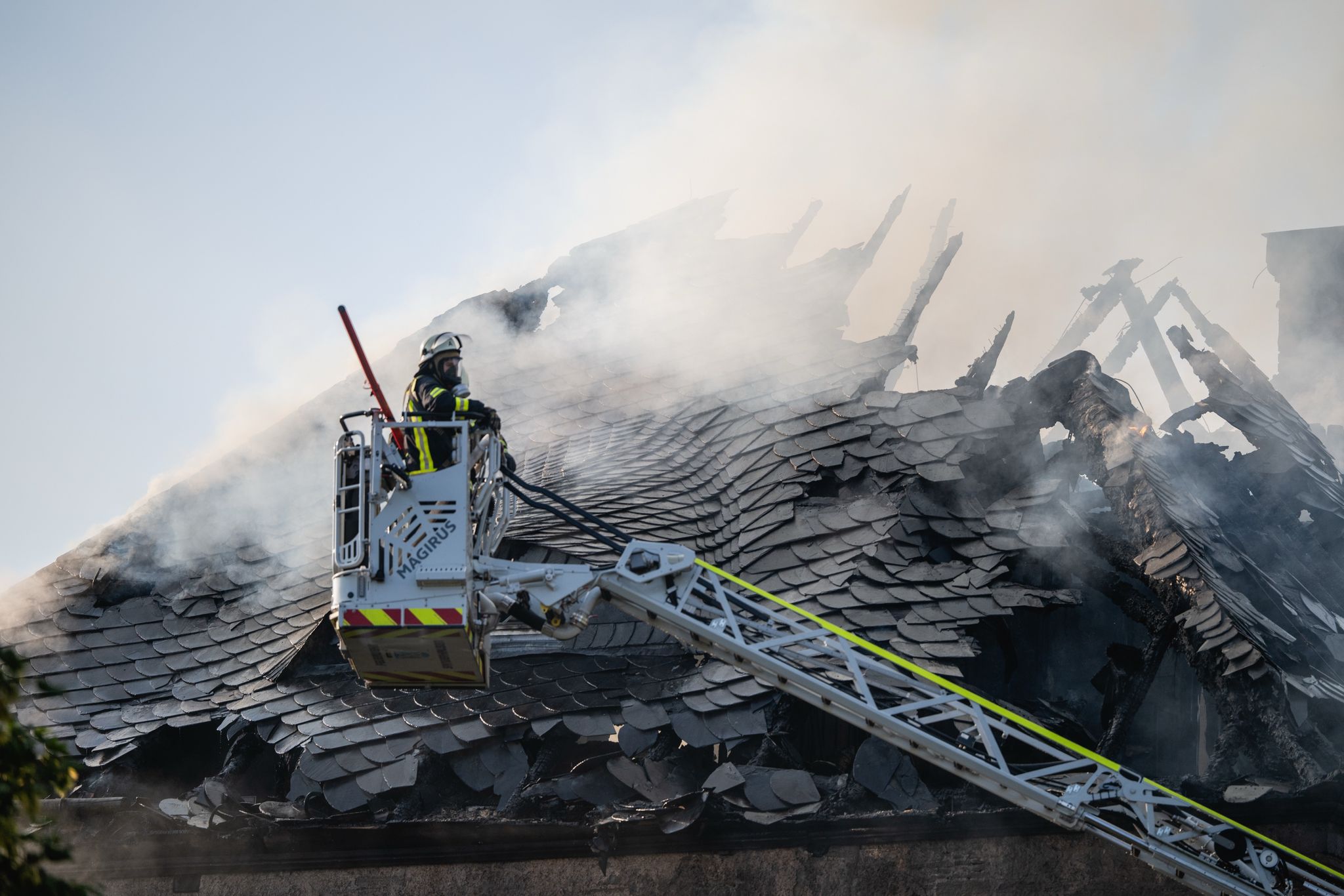Dach des Schloss Wallhausen in Vollbrand