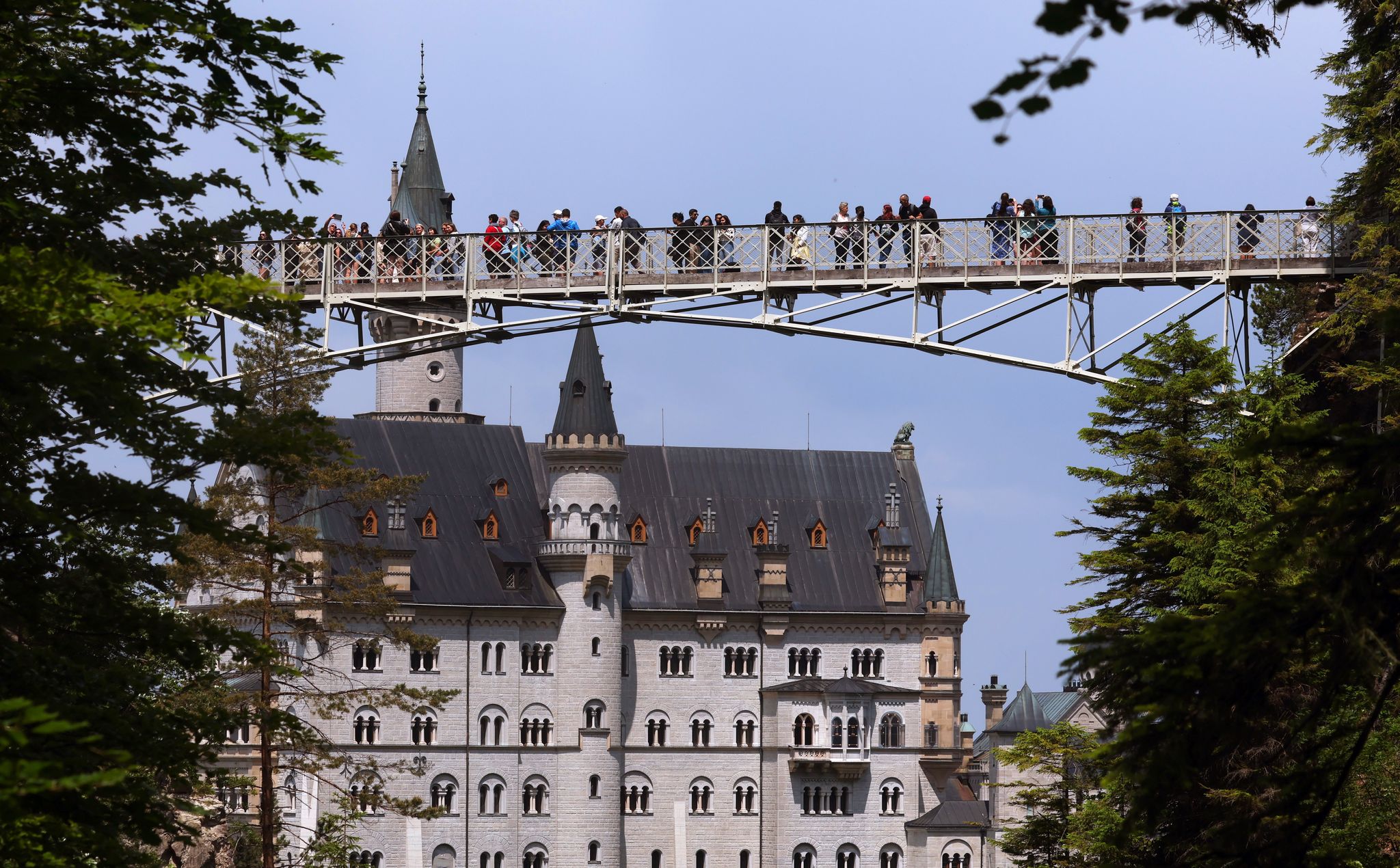 Touristen bei Schloss Neuschwanstein
