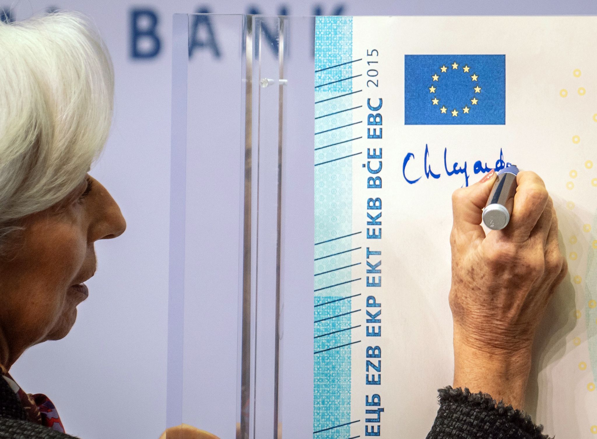 EZB-Präsidentin Lagarde unterschreibt Euro-Banknoten