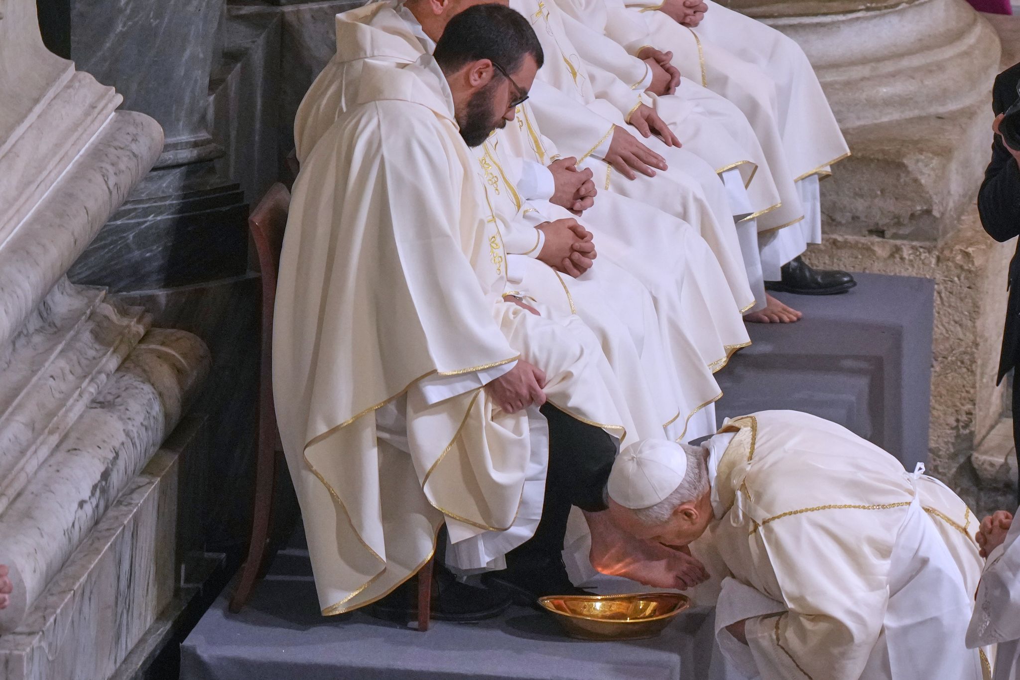 Barfuß in Schlappen und Sandalen: Sind nackte Füße eklig?