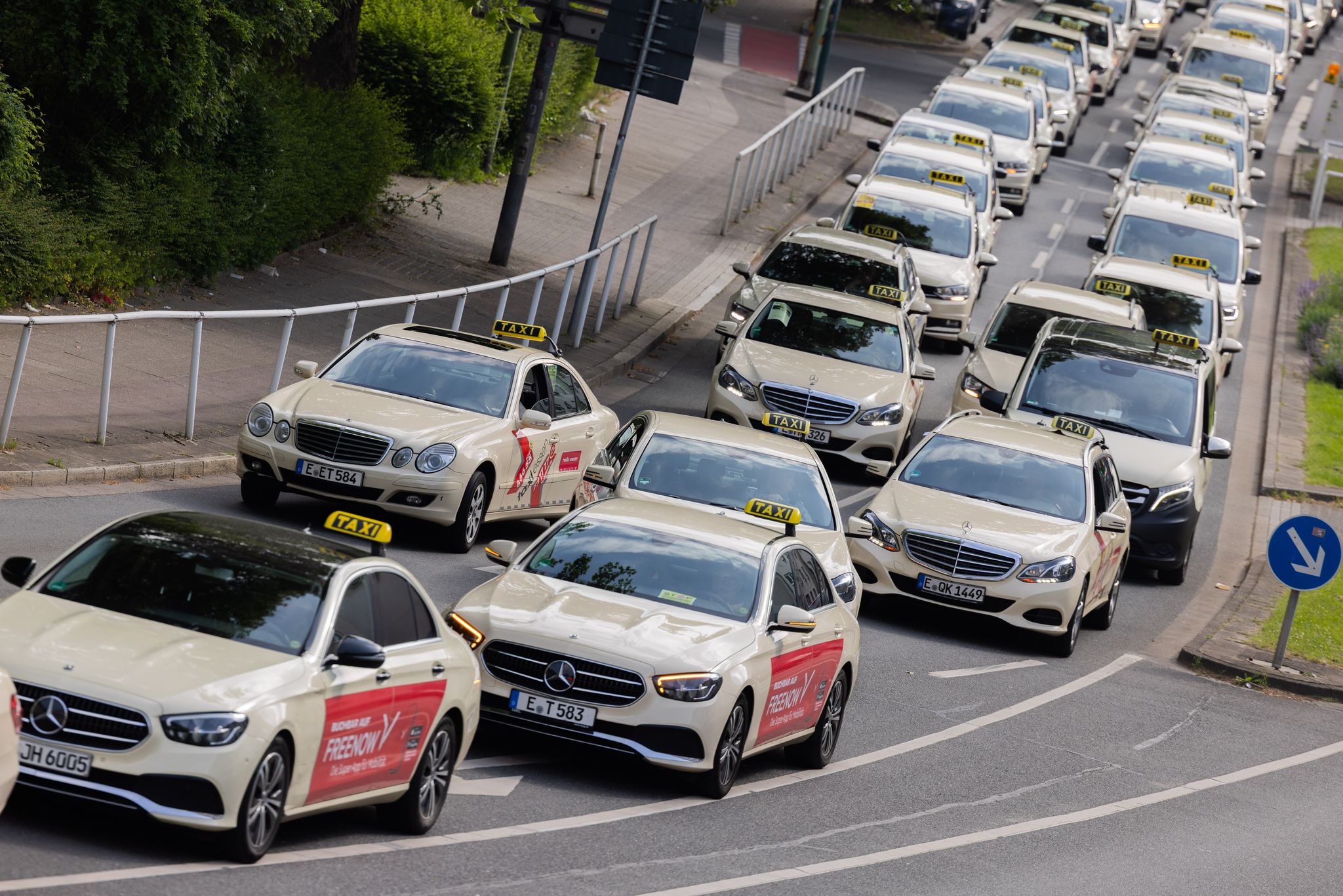 Taxifahrer demonstrieren gegen Mietwagenanbieter wie Uber