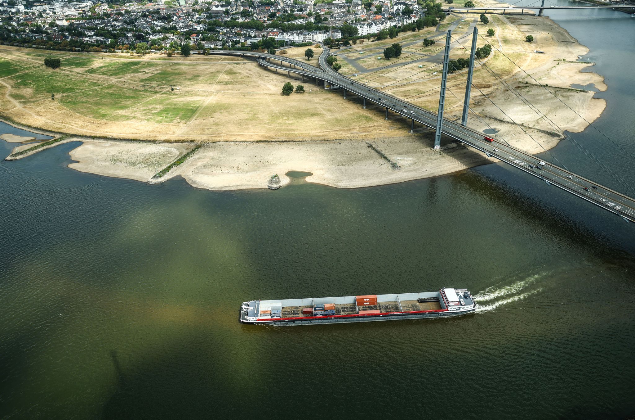 Niedrigwasser am Rhein in Düsseldorf