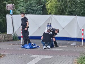 Fußgänger stirbt nach Schlägen - Fahnder suchen Autofahrer