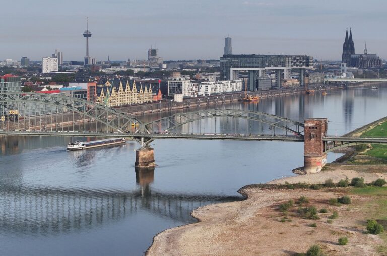 Rhein mit Rekordtiefstand in Köln