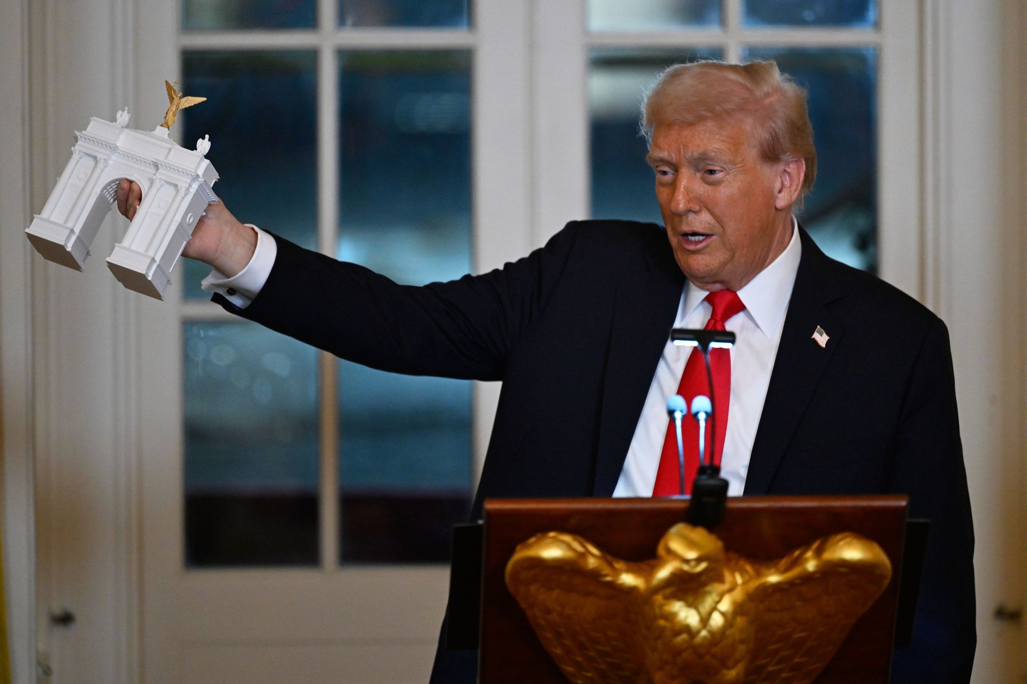 US-Präsident Trump präsentiert Modell eines Triumphbogens