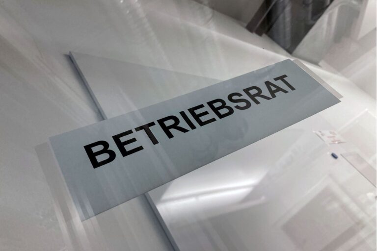 Ein Hinweisschild hängt am Eingang zum Betriebsrat