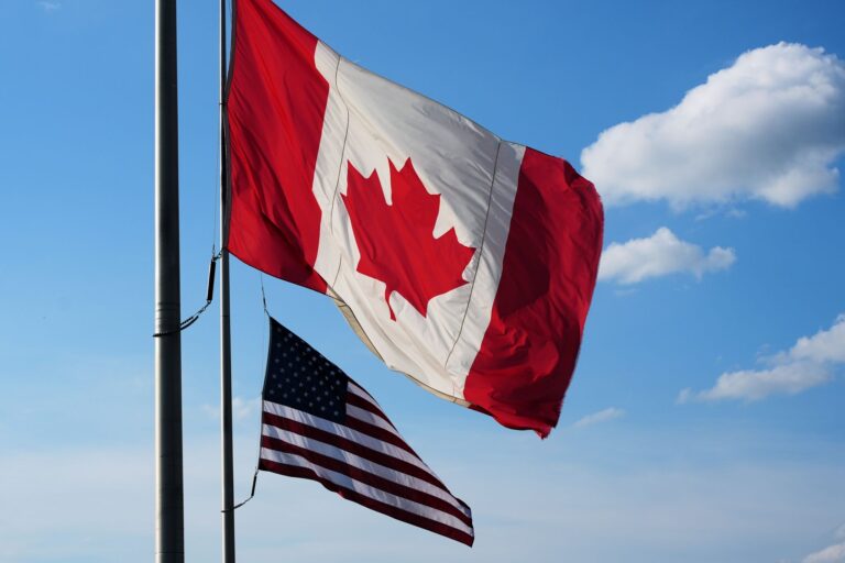 Flaggen von Kanada und den USA
