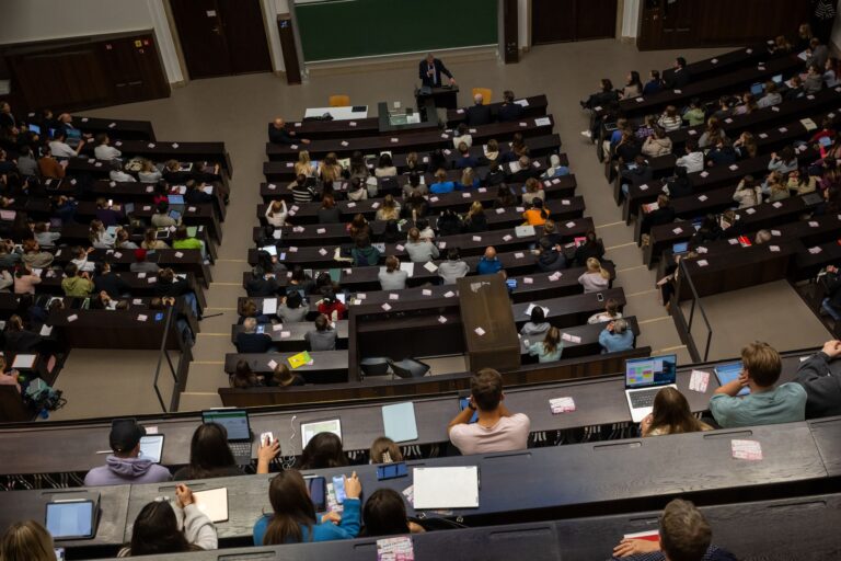 Studierende im Hörsaal
