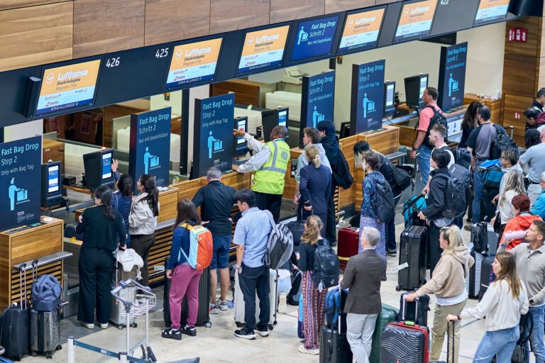 Flughafen BER mit wartenden Fluggästen