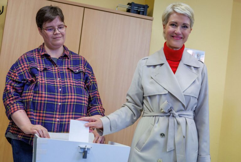Landtagswahl in Mecklenburg-Vorpommern - Stimmabgabe Schwesig