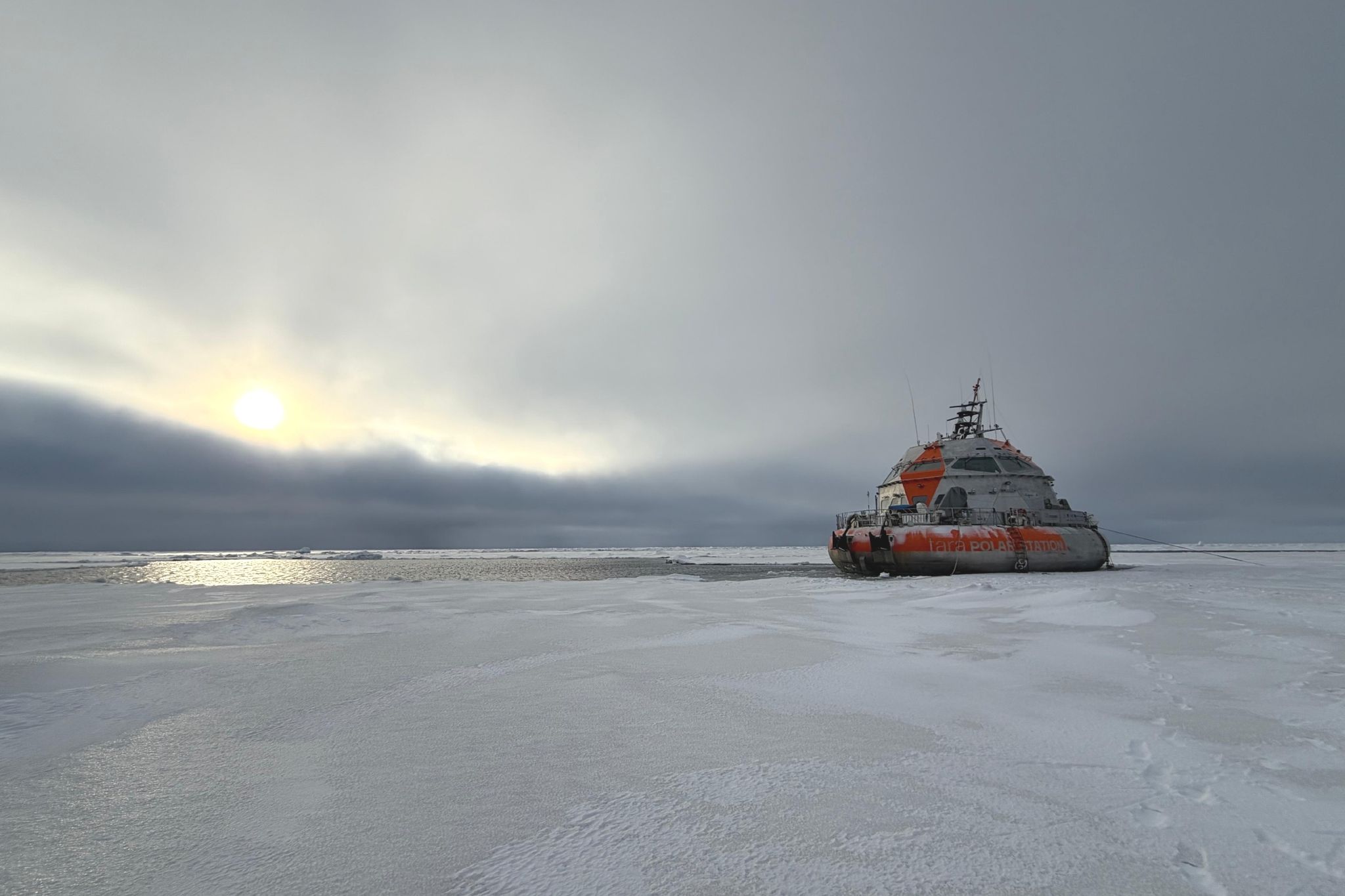 Forschungsschiff "Tara Polar Station" in der Arktis