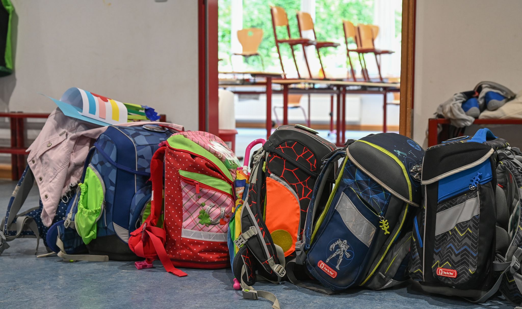 Schulranzen in einer Grundschule