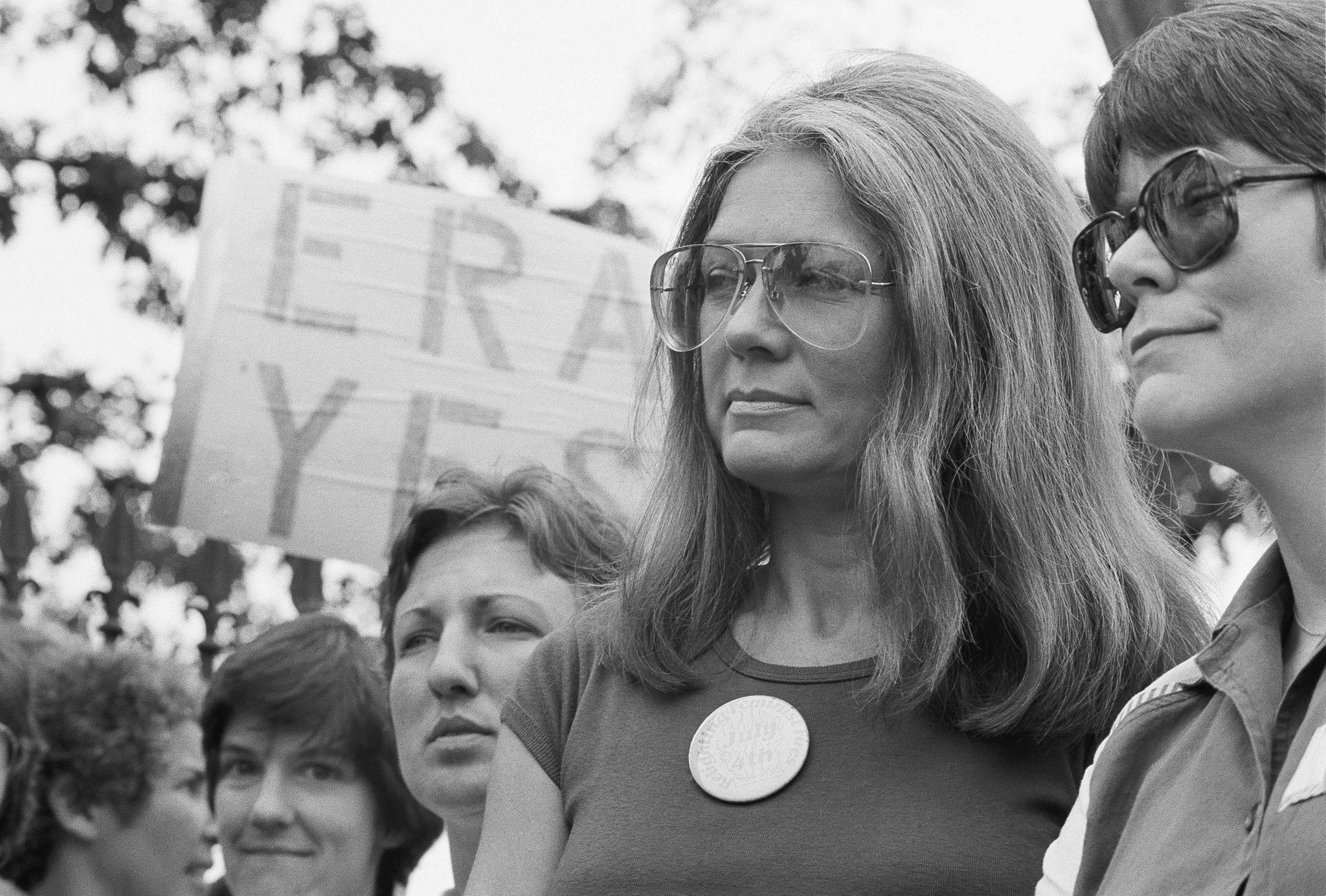 Steinem nimmt an einer Demonstration für Gleichberechtigung teil.