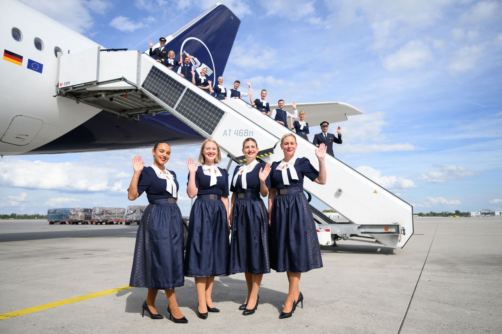 Lufthansa stellt Tracht für die Crew zum Oktoberfest vor