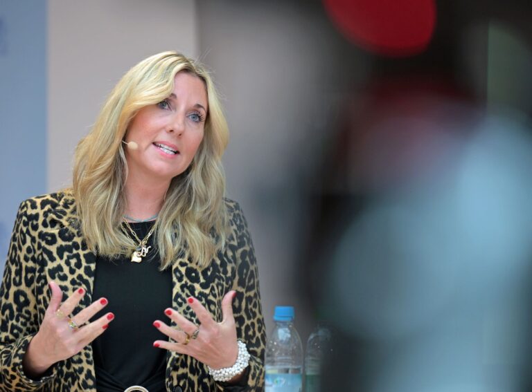 Kultusministerin Anna Stolz