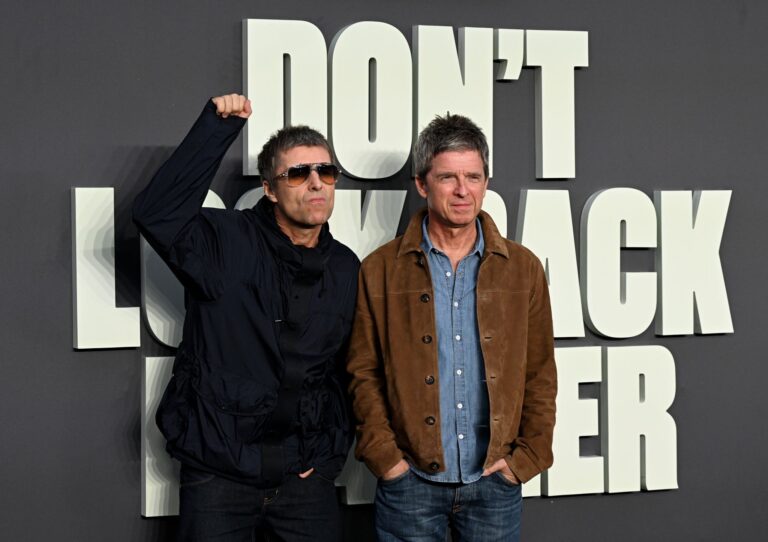 Liam Gallagher (l) und Noel Gallagher