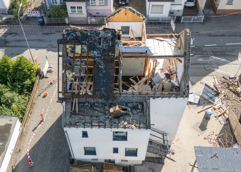 Zerstörungen an Häusern nach einem mutmaßlichen Tornado