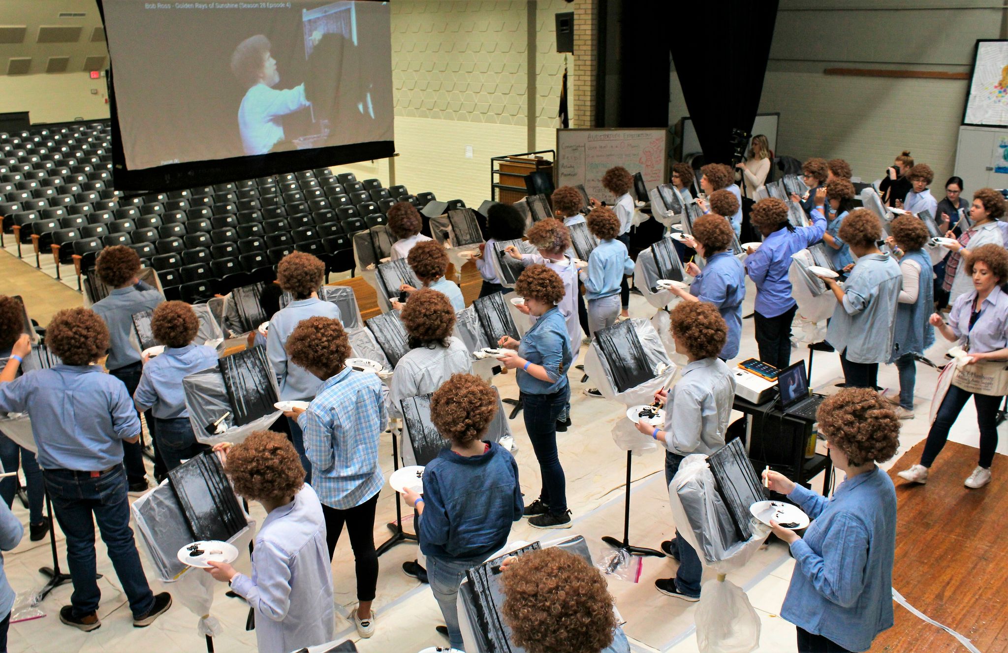 TV-Kunstlehrer Bob Ross mit Perücken geehrt