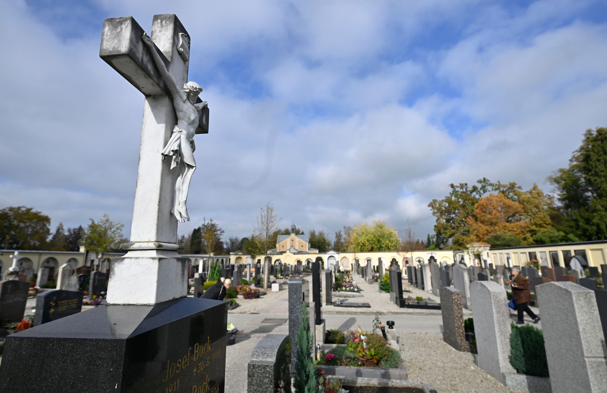 Friedhofsvorbereitungen vor Allerheiligen