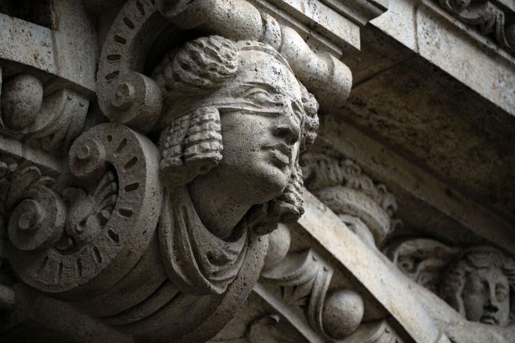 Justitia an der Fassade des Landgerichts Bamberg