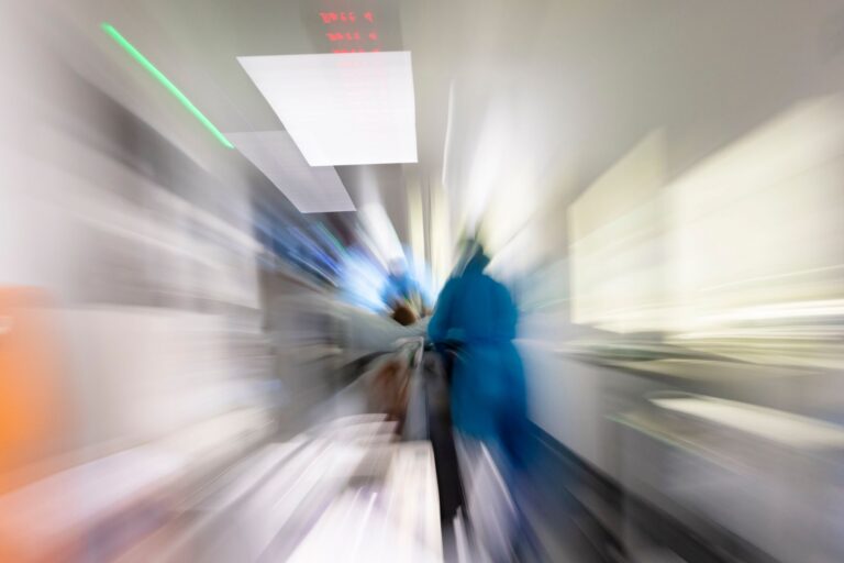 Pflegekräfte transportieren Patienten auf Intensivstation