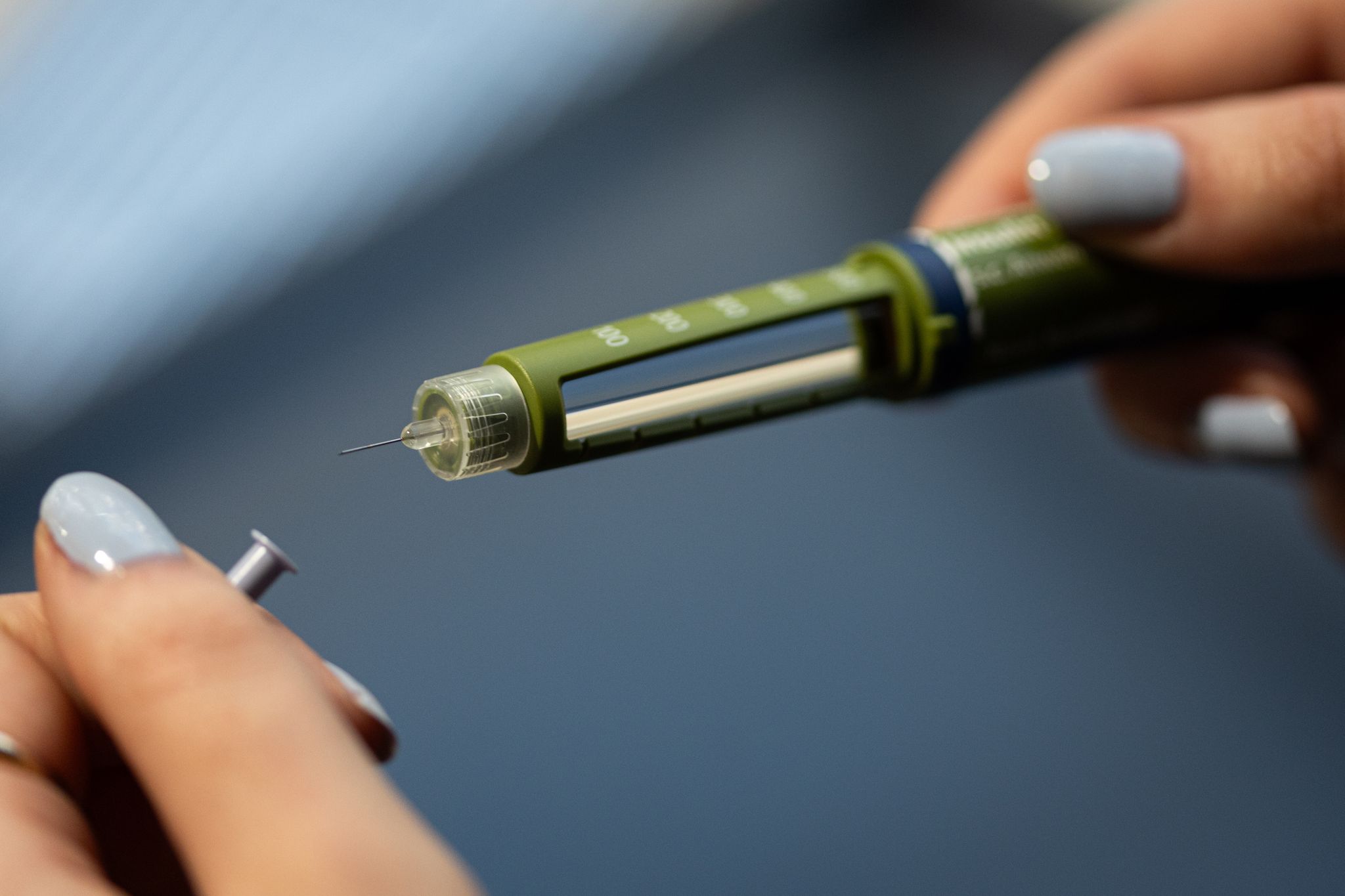 Eine Frau hält einen Insulin-Pen in der Hand