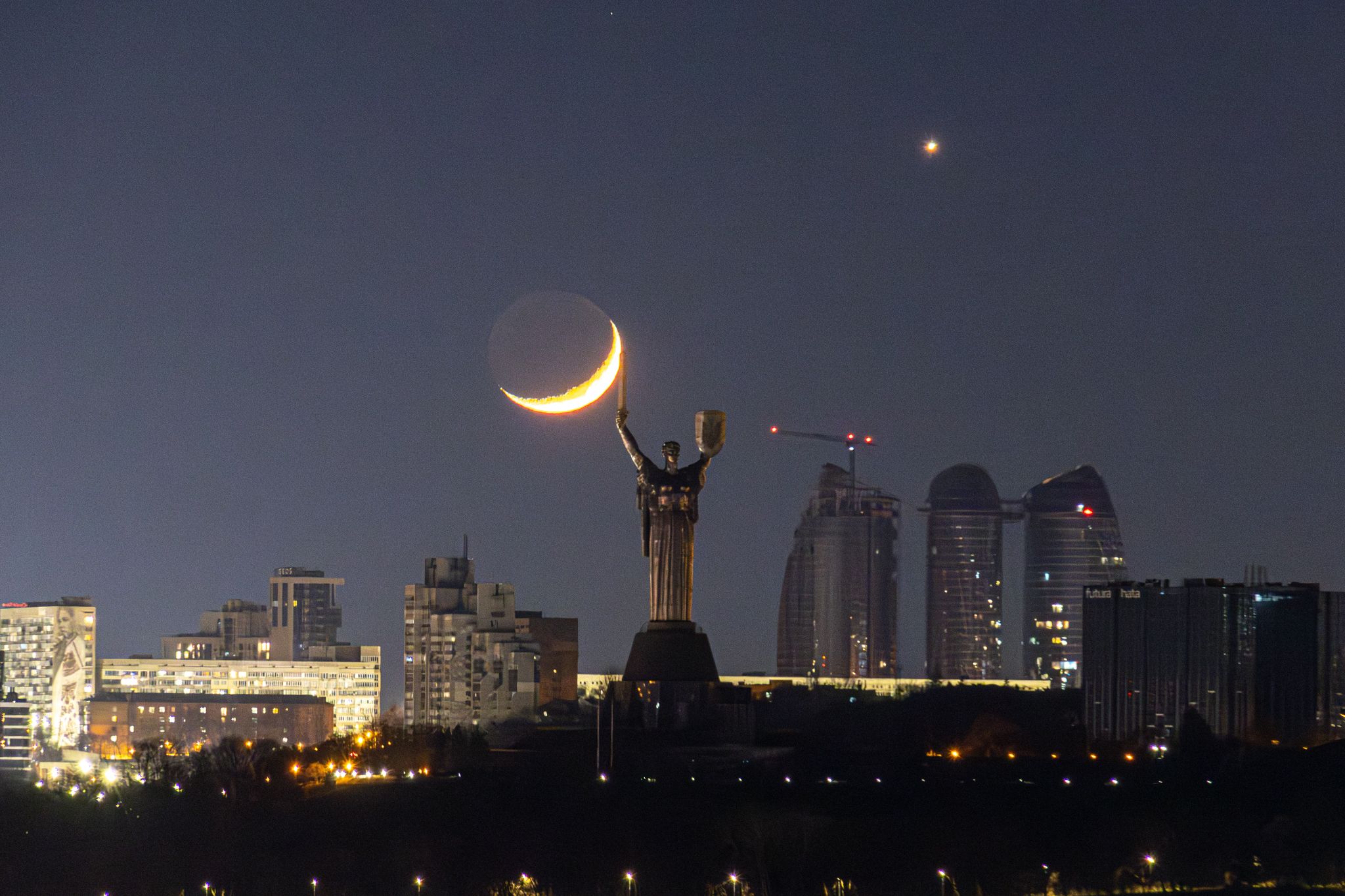 Mond und Venus am Nachthimmel über Kiew