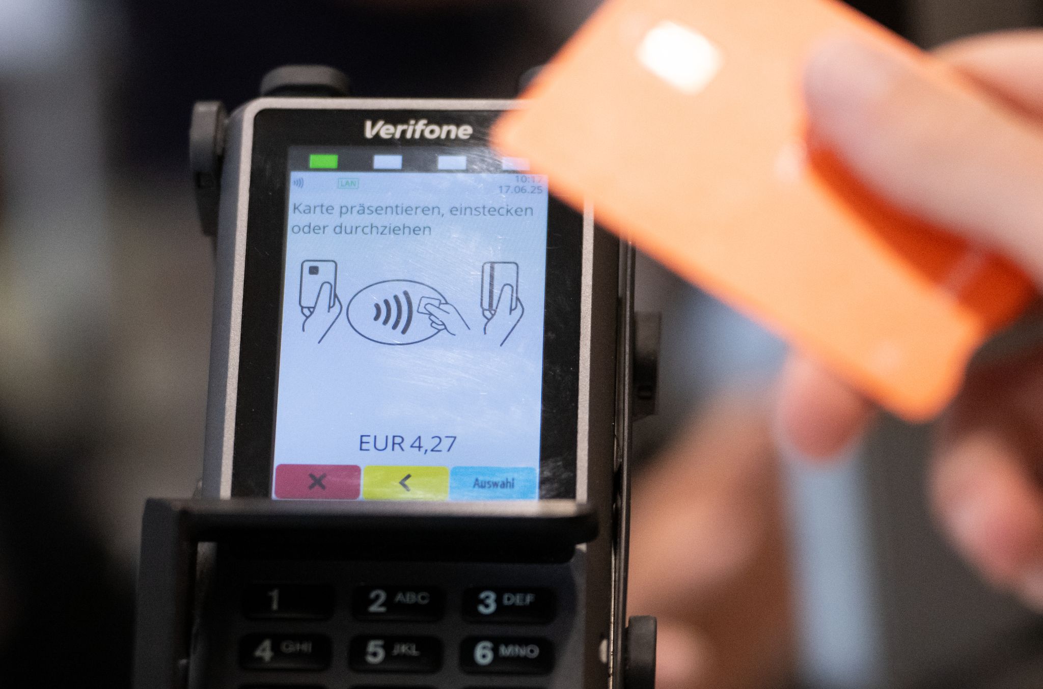 Bargeldloses Zahlen im Supermarkt