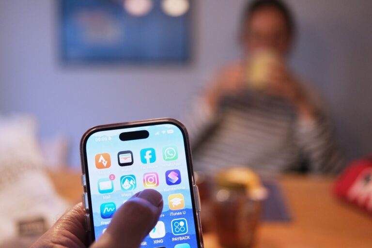 Handy Nutzung am Esstisch