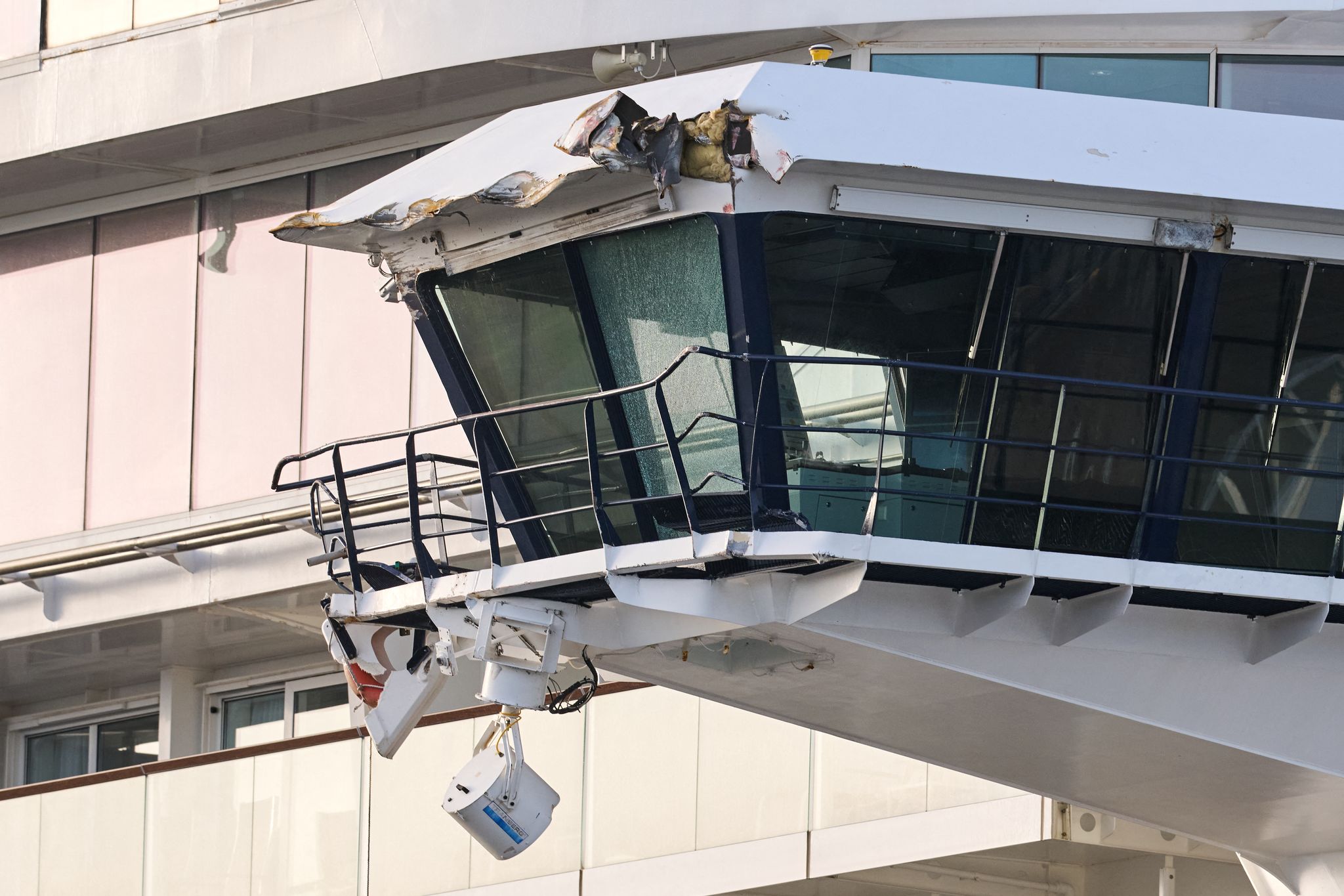 Kreuzfahrtschiff stößt mit Containerschiffen zusammen